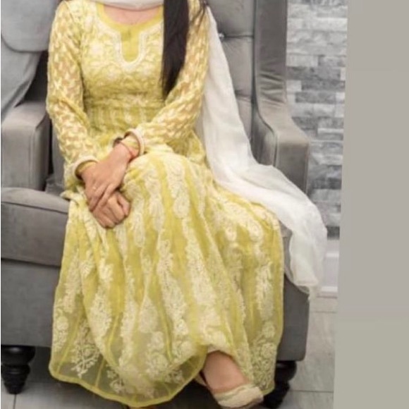Beautiful Punjabi and Pakistani suit. Different style and material. - Picture 6 of 10